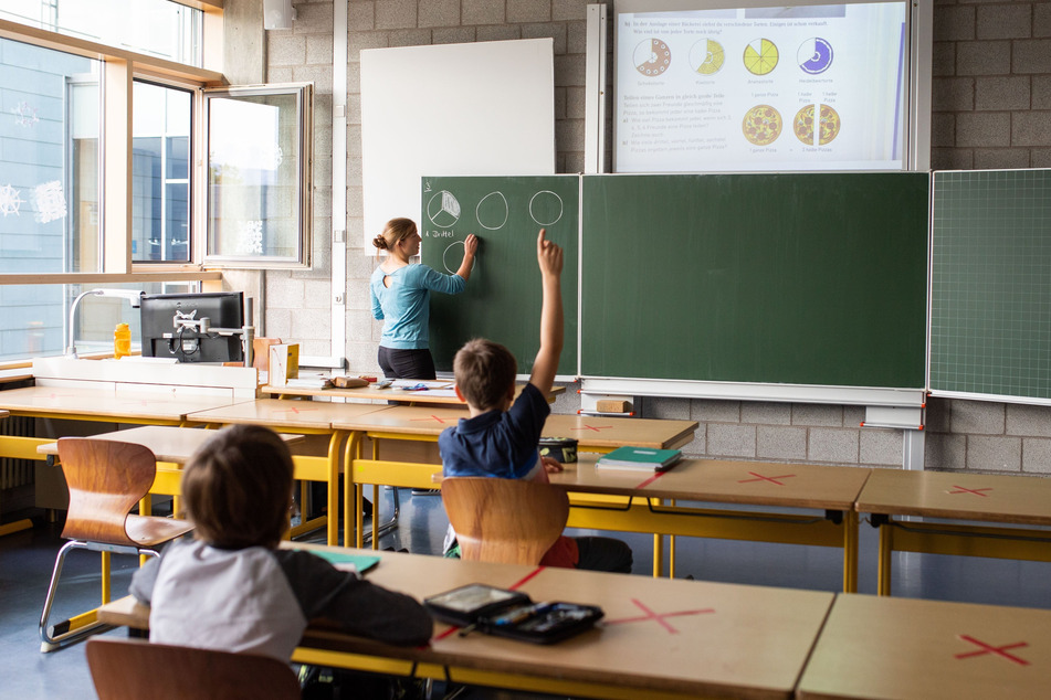Schulkinder einer fünften Klasse des Kreisgymnasiums Bad Krozingen nehmen am Unterricht teil.