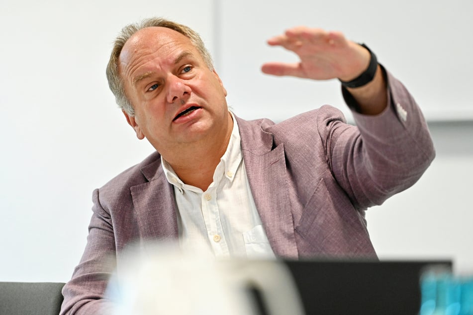 OB Dirk Hilbert (53, FDP) will keine betriebsbedingten Kündigungen.