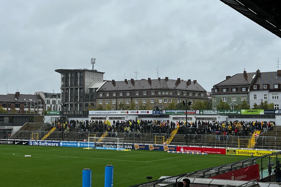 Da hilft nur eine Regenjacke! Der Gästeblock im Stadion an der Grünwalder Straße ist nicht überdacht, man ist Wind und Wetter ausgesetzt.