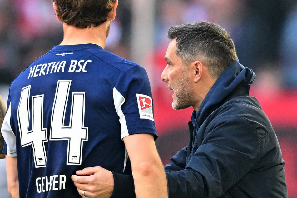 Coach Stefan Leitl (48, r.) will Linus Gechter bei Hertha BSC eigentlich zum Führungsspieler aufbauen.