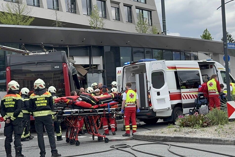 Der Bus fuhr ungebremst in einen Supermarkt in Salzburg.