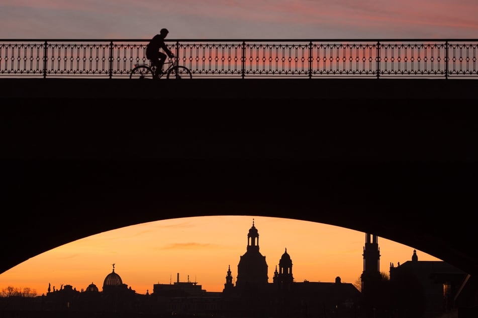 Sonnenaufgang an der Marienbrücke: In den Herbstferien werden hier Wasser- und Stromleitungen verlegt.