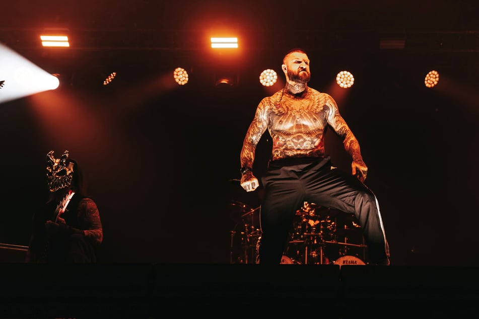 Sänger Alex Terrible aka Aleksandr Shikolai (32, r.) und seine Mannen lieferten eine brachiale Show, die kaum eine Verschnaufpause zuließ.