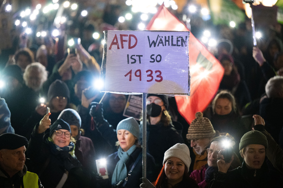 Samt einiger einfallsreicher Plakate wie in diesem Fall demonstrierten mehrere tausend Menschen auch am Freitag in Frankfurt am Main gegen rechts.