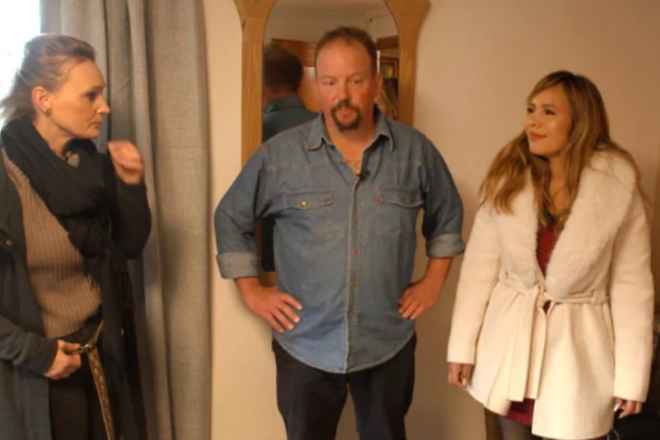 Hofdame Jasmin (41, r.) und Mitbewerberin Katarina (43) gerieten bei "Bauer sucht Frau International" im Kampf um Andreas (46) immer wieder aneinander.