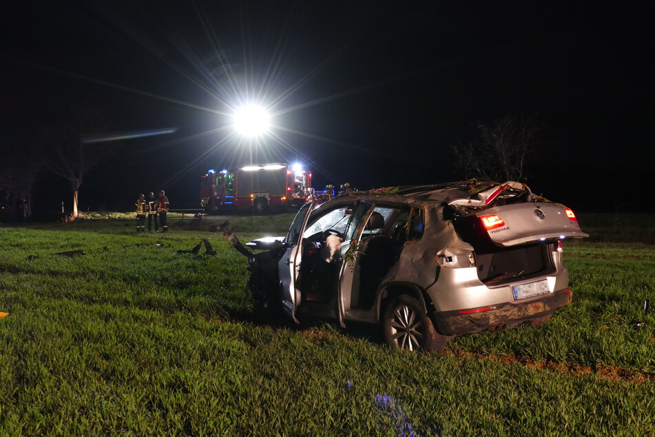 Alle drei Insassen des verunglückten VW Tiguan wurden bei dem Unfall in Rheinbach-Oberdrees verletzt.