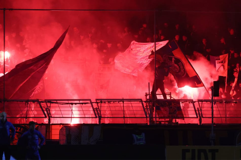 Leipzig: Polizisten von Blindgänger zündelnder Lok-Leipzig-Fans verletzt: Wer hat etwas gesehen?