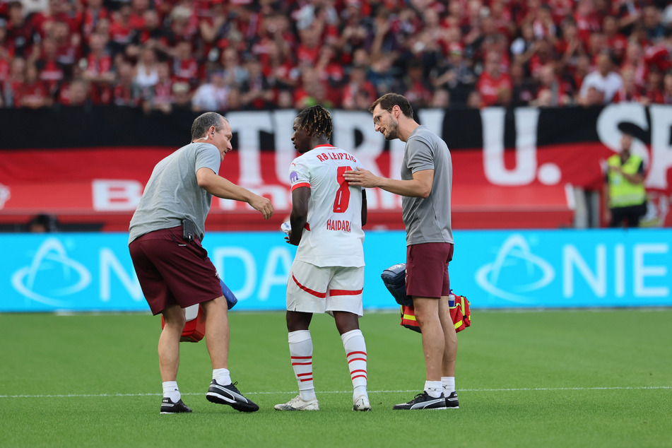 Nach einer längeren Behandlungspause wurde der Mittelfeldspieler vom Platz begleitet und durfte diesen auch nicht mehr betreten - gegen seinen Willen.