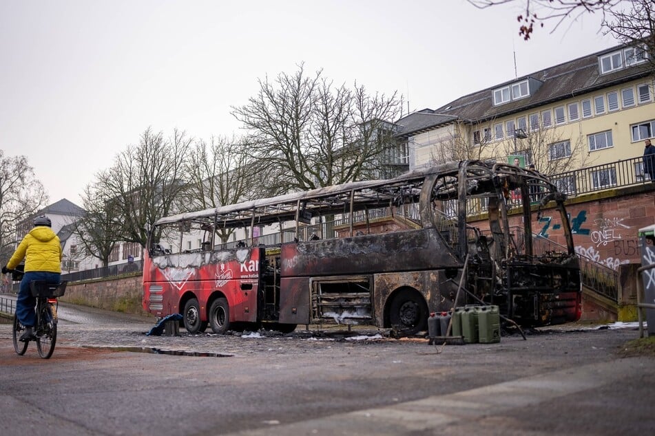 Der Bus wurde bei dem Brandanschlag vollständig zerstört. Der Sachschaden liegt im niedrigen sechsstelligen Bereich. (Archivbild)