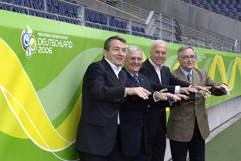 Das Präsidium des Organisationskomitees für die Fußball-Weltmeisterschaft 2006 (v.l.n.r.): Vizepräsident Wolfgang Niersbach (70), Vizepräsident Theo Zwanziger (75), Präsident Franz Beckenbauer (75) und der 1. Vizepräsident Horst R. Schmidt (79).