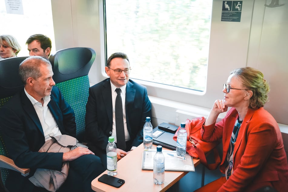 Sachsens Infrastrukturministerin Regina Kraushaar (62, CDU) war am Mittwoch zusammen mit Martin Walden, Konzernbevollmächtigter der Deutschen Bahn (l.) und Bundes-Staatssekretär Ulrich Lange (56, CSU) im RE 6 unterwegs.
