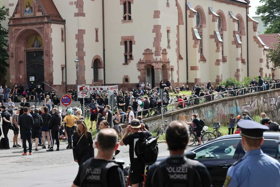 Bereits vor Beginn der Demonstration hatten sich einige Teilnehmer in der Selnecker Straße eingefunden.