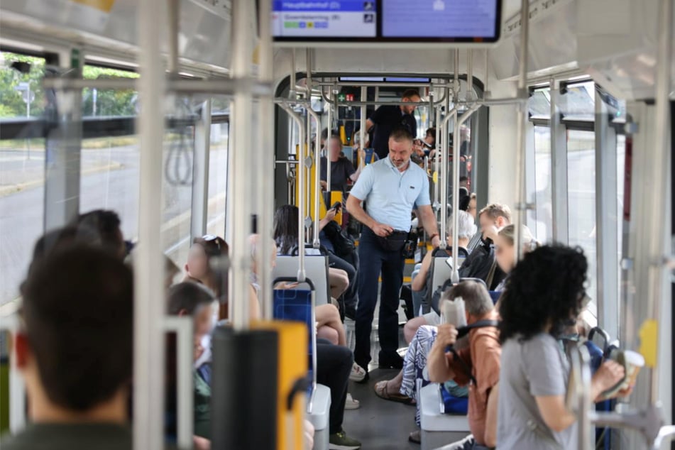 Teilweise sind zwischen 100 und 200 Fahrgäste gleichzeitig in einer Straßenbahn. Dabei den Überblick zu behalten, muss gelernt sein.