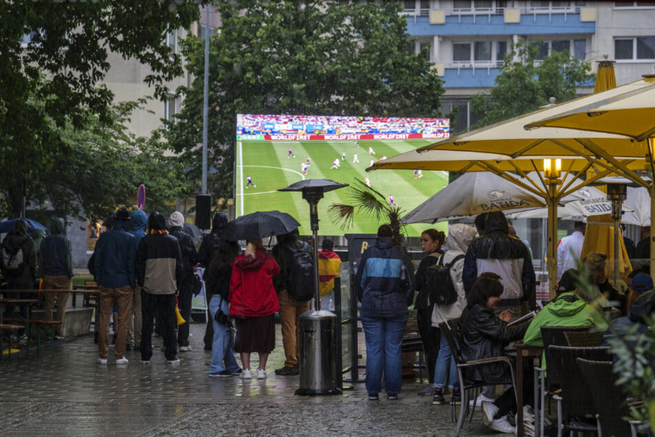 Gemeinsam Fußballgucken macht mehr Spaß - egal ob bei Regen oder Sonnenschein.