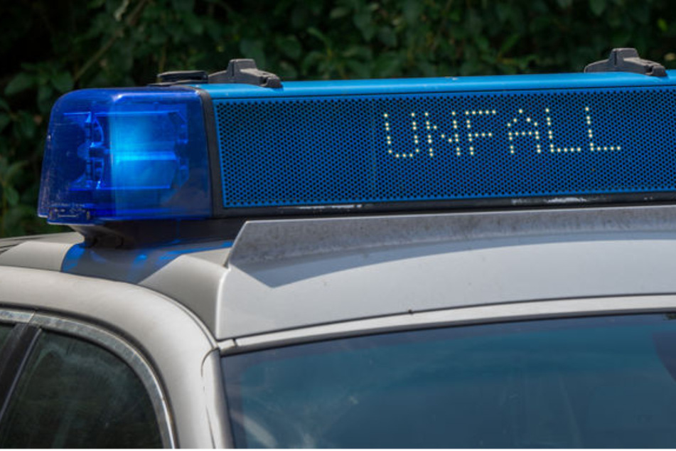 Unfall in Köln: KVB-Bus und Opel kollidieren, Autofahrer schwer verletzt