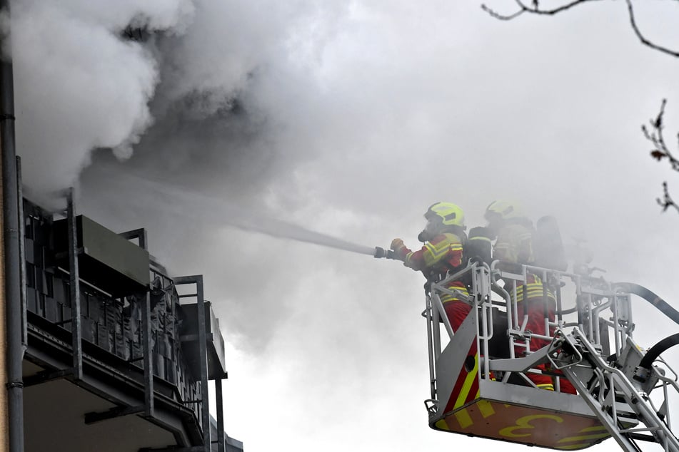Mittels einer Drehleiter löschte die Feuerwehr die Flammen von außen.