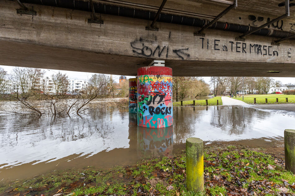 Die Lahn ist in Gießen über die Ufer getreten. Der Fuß- und Radweg (r) unterhalb der Konrad-Adenauer-Brücke ist bereits überflutet.