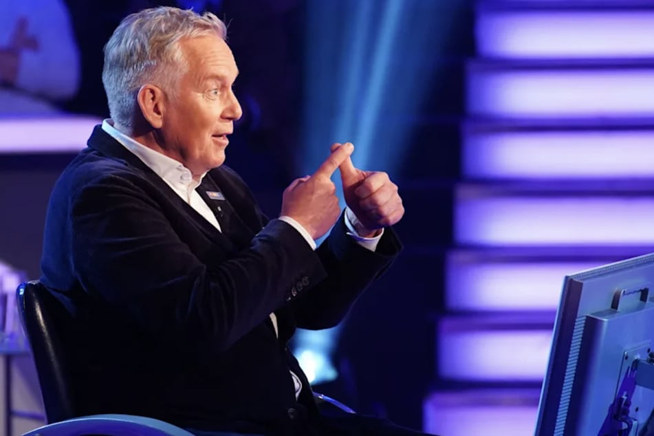 Auch Johannes B. Kerner darf auch auf dem Ratestuhl Platz nehmen.