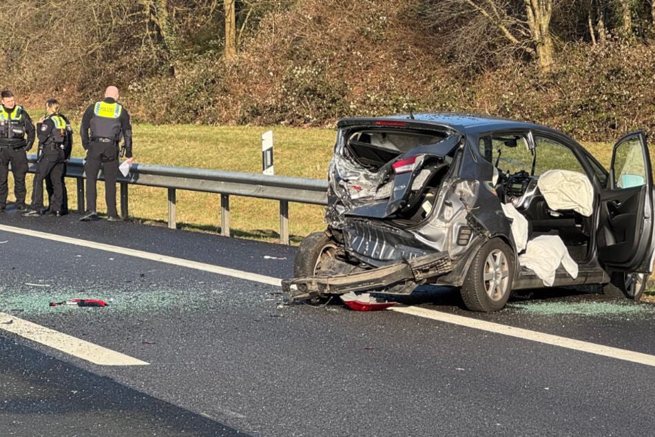 Bei einem schweren Unfall auf der A25 in Hamburg sind am Freitag zwei Personen teils lebensgefährlich verletzt worden.