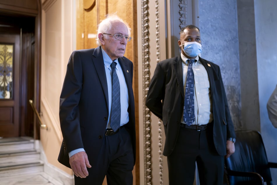 Bernie Sanders, (Unabhängiger, l), Senator für Vermont, trifft im Kapitol in Washington ein, als der Senat eine Verfahrensabstimmung über ein Soforthilfepaket vorbereitet.