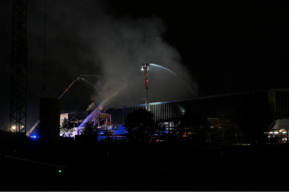 Die ganze Nacht lang war die Feuerwehr im Einsatz. Auch am Vormittag dauerten die Löscharbeiten noch an.