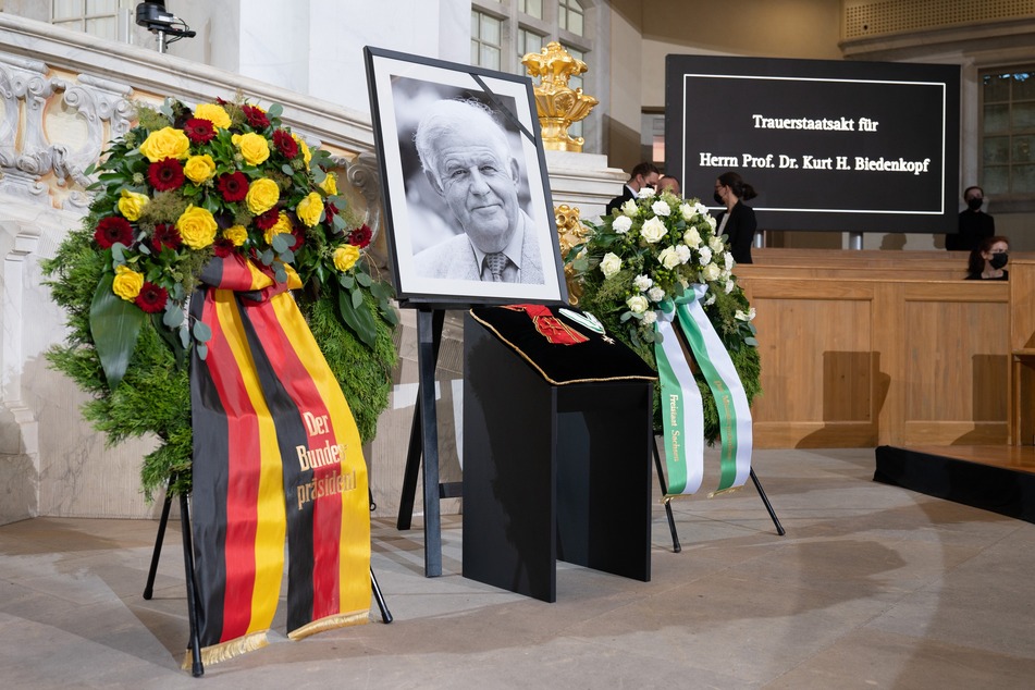Blumenkränze schmücken während der Trauerfeier die Frauenkirche. Drei Wochen nach dem Tod von Kurt Biedenkopf (†91) nimmt Sachsen offiziell Abschied.