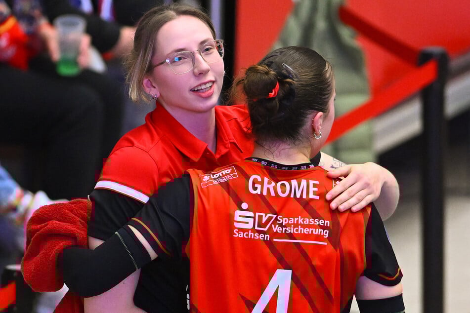 Aufgrund ihrer Handgelenksverletzung musste Larissa Winter (21, l.) beim Heimsieg zuschauen.