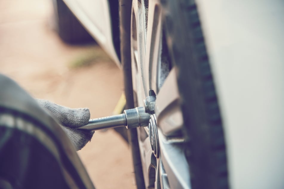 Unbekannte lockerten die Radmuttern von mehreren Fahrzeugen von VW-Mitarbeitern. (Symbolbild)