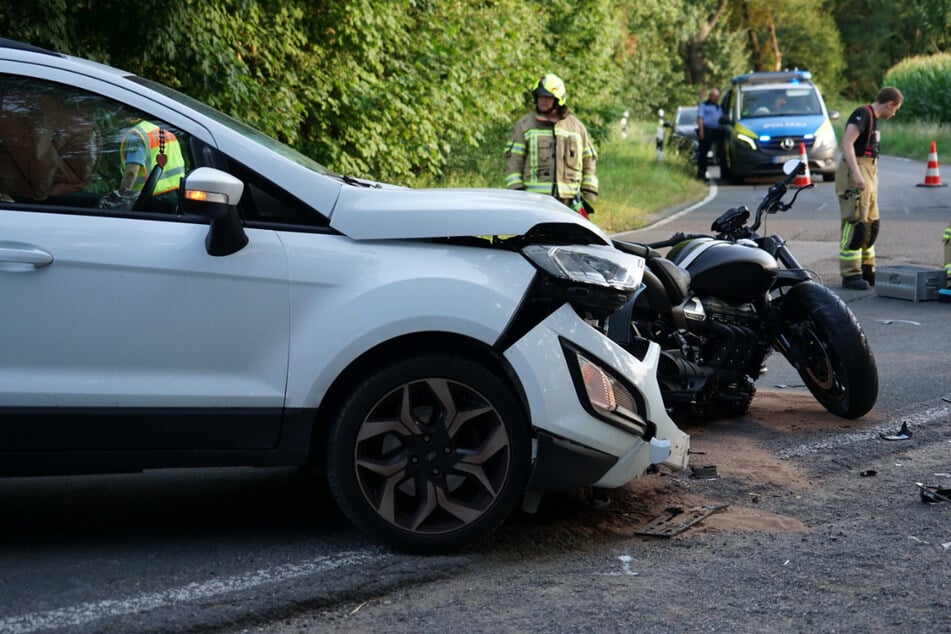 Motorrad gerät auf Gegenspur: Fahrer (50) bei Unfall schwer verletzt