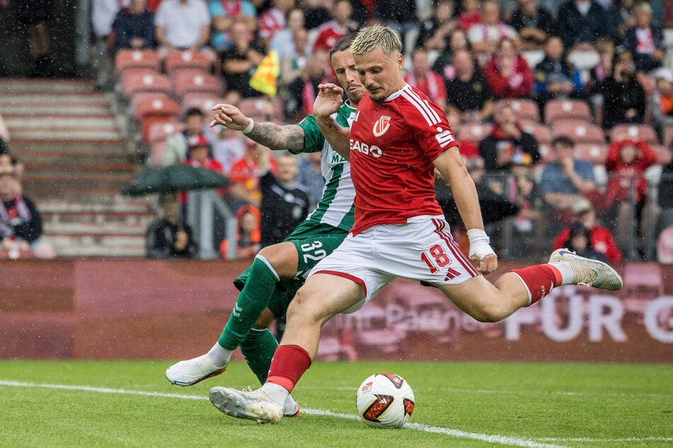 Erik Engelhardt (28, vorn) und seine Kollegen haben gegen Werder Bremen zu wenig aus ihren guten Chancen gemacht.