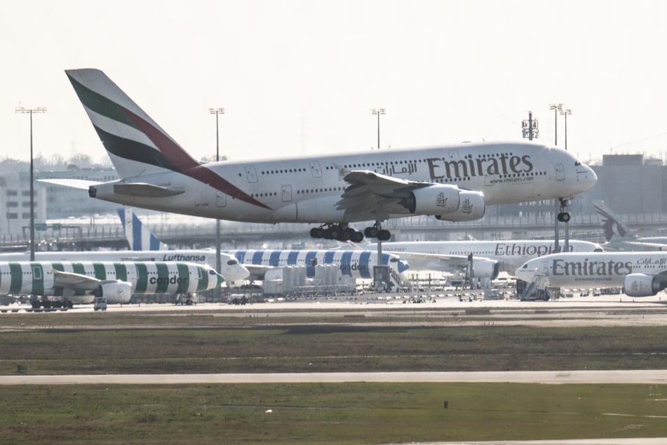 Nach Flugausfällen wegen des Iran-Krieges landet ein Emirates-Flugzeug aus Dubai erstmals wieder in Frankfurt.
