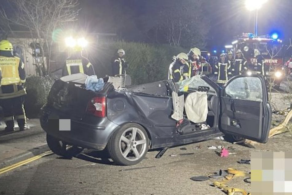 Das Auto war in einer Kurve gegen einen Baum gekracht.