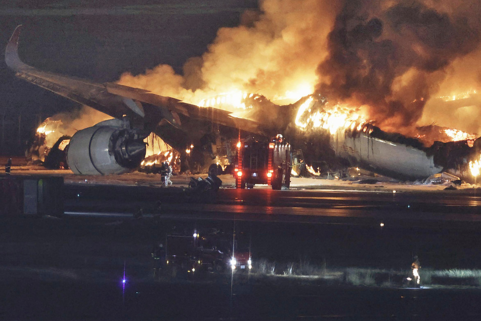 Flugzeuge stoßen bei Landung zusammen: Maschine geht in Flammen auf, Pilot verletzt