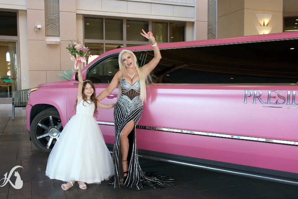 Daniela Katzenberger und Tochter Sophia (9) werden in Las Vegas von einer pinken Limousine abgeholt.
