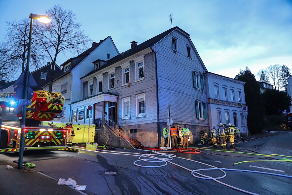 Bei einem Kellerbrand in Ennepetal wurden mehrere Personen verletzt.
