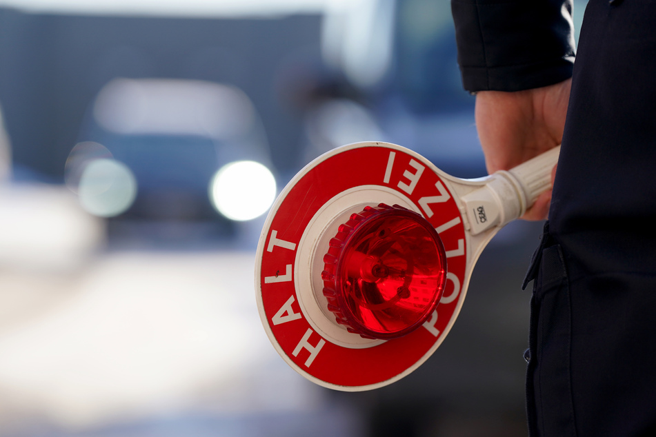 München: "Blitzerwarngerät" entdeckt: Mann flippt bei Kontrolle aus und verletzt Polizisten