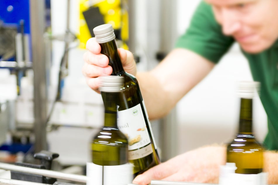 Über 70 kalt gepresste Bio-Öle werden in Klappendorf abgefüllt.