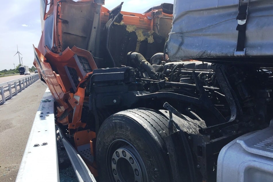 Mehrere Lastwagen wurden durch den Unfall beschädigt.