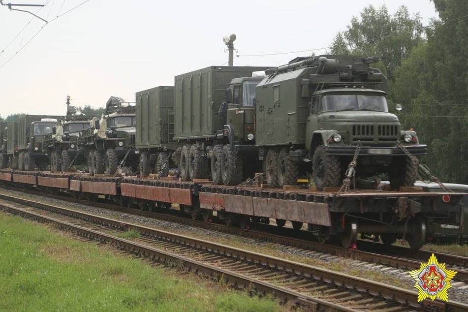 Der belarussische Machthaber Alexander Lukaschenko hatte erst vor wenigen Tagen die Truppenverstärkungen in Richtung der Grenze zur Ukraine angekündigt. Als Grund dafür nannte er starke Truppenansammlungen auf ukrainischer Seite.