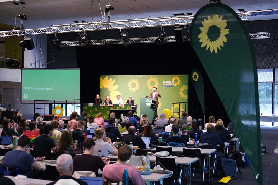 Sachsens Grüne fordern ein AfD-Verbotsverfahren – mit breiter Zustimmung. Sogar einstige Skeptiker sind inzwischen dafür. Der Parteitag macht deutlich: Der Ruf nach Konsequenzen wird lauter.