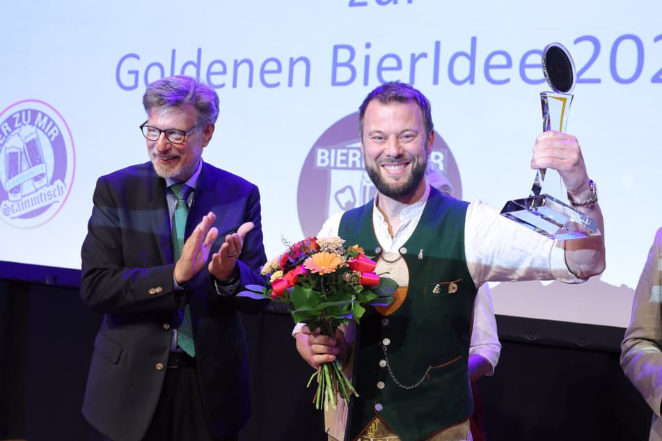 Über 200 Millionen Mal wurden die Videos von Thomas "Bierlehrer" Götz (r.) aufgerufen. Dafür gab es nun eine besondere Auszeichnung.