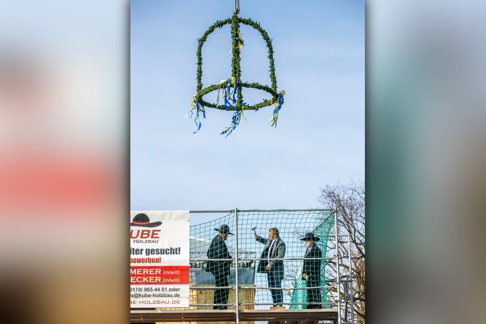 Die Richtkrone schwebt ein, die Zimmerleute der Dachdeckerfirma Kube Holzbau und Inhaber Jens Hewald (53, M.) erbitten den Segen für das Haus und danken den am Bau beteiligten Personen.
