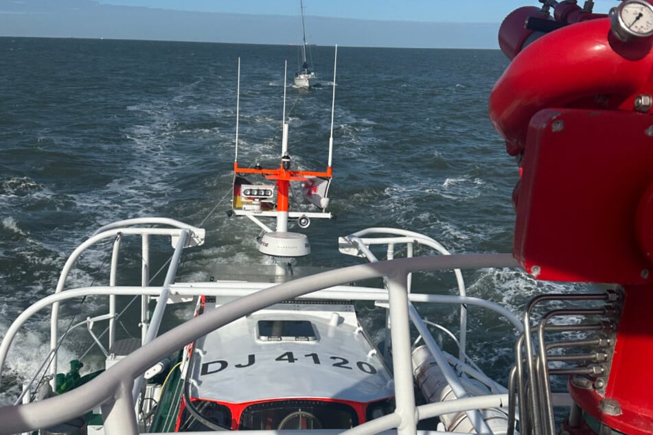 Der Seenotrettungskreuzer BERNHARD GRUBEN mit der Segelyacht (hinten) im Schlepp.