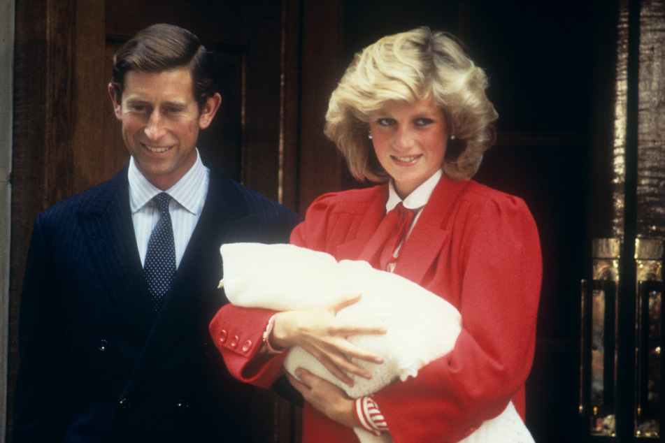 Prinzessin Diana hält ihren neugeborenen Sohn Harry auf den Armen, als sie mit ihrem Mann Prinz Charles das Krankenhaus verlässt.