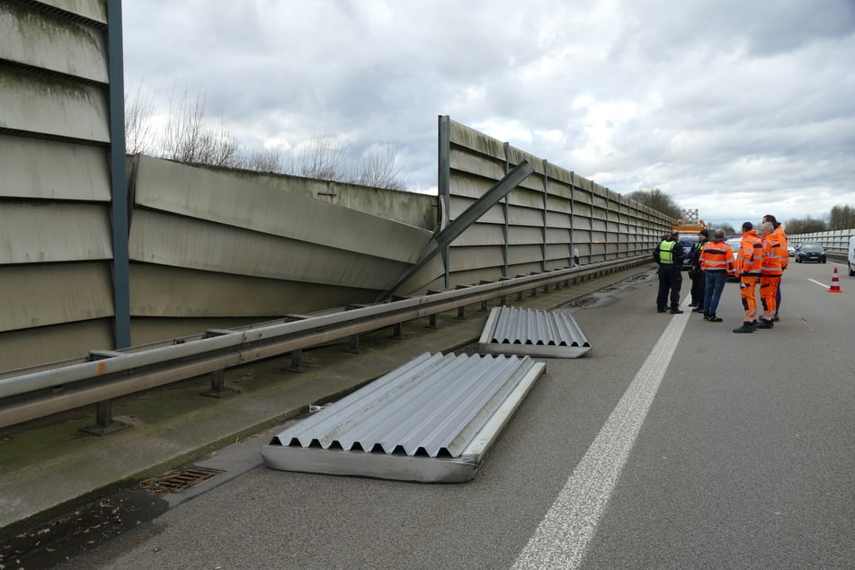 In Hennef löste sich ein Teil einer Lärmschutzwand und wehte auf die Fahrbahn der A560.