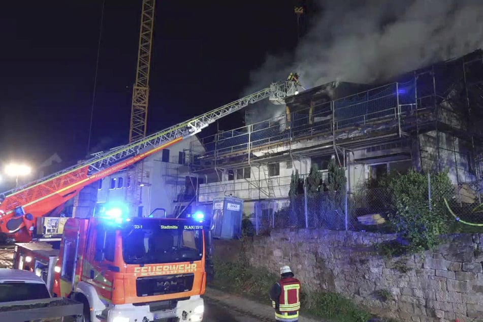 Ein Großaufgebot der Feuerwehr rückte zu dem Einsatz in Unterensingen aus.