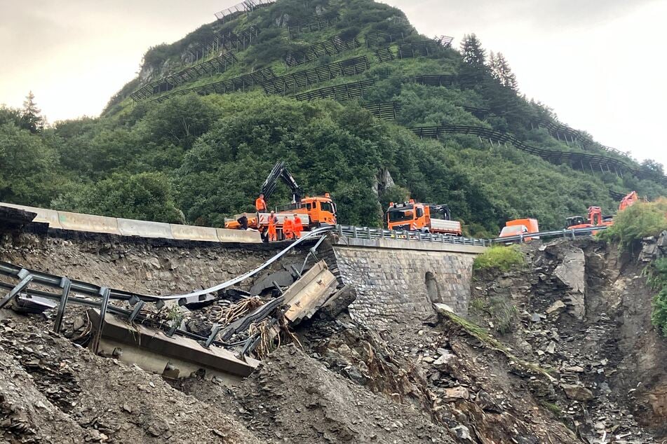 Kurz vor der Passhöhe wurde die Landesstraße teilweise weggerissen.