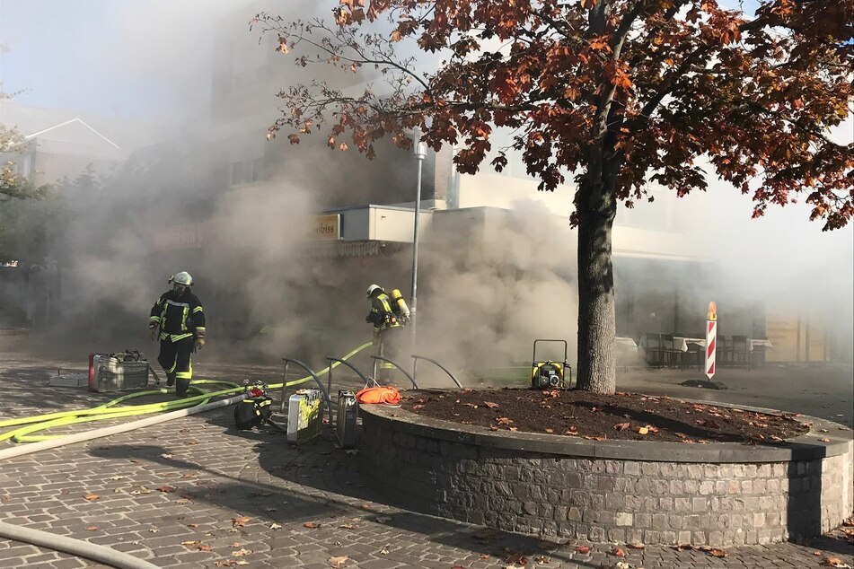 Bei dem Feuer in einem Schnell-Restaurant in Kaarst war am Samstag eine erhebliche Rauchwolke entstanden.