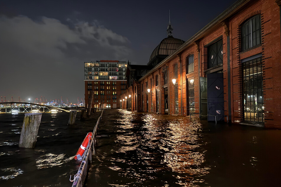 Der Fischmarkt in Hamburg-St.-Pauli stand bereits vor Erreichen des ersten Sturmfluthöhepunktes unter Wasser.