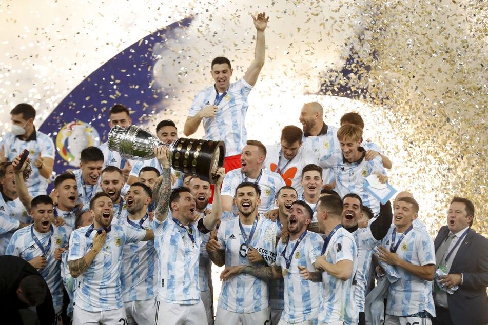 Da ist das Ding! Lionel Messi reckt den Pokal in die Luft.
